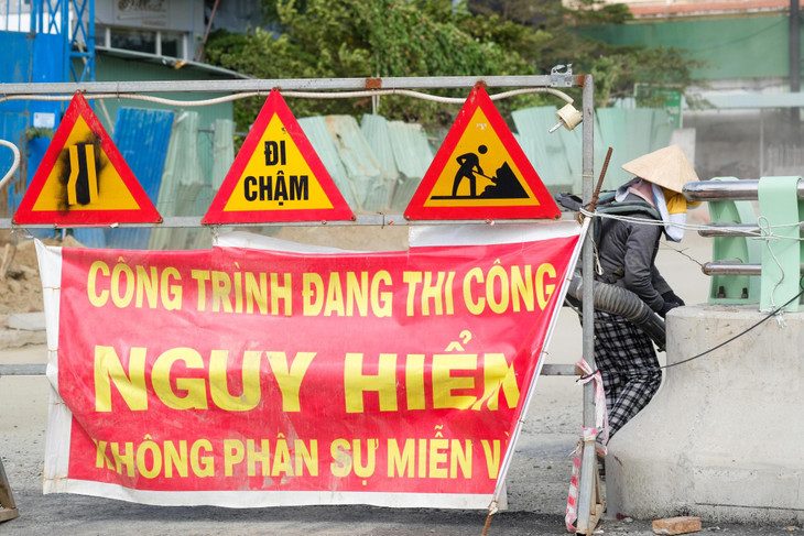 Đơn vị thi công dựng rào chắn ngay đường vào hầm chui để các phương tiện không đi vào công trình