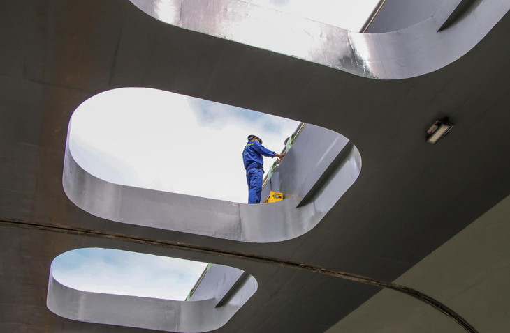 Công nhân sơn, mài giũa lan can... khẩn trương đẩy nhanh tiến độ kịp khánh thành vào ngày 29/3 tới