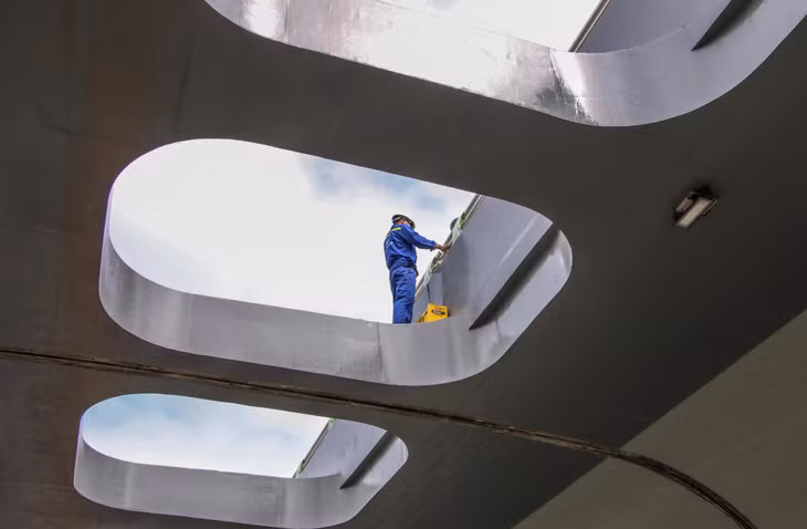 Công nhân sơn, mài giũa lan can... khẩn trương đẩy nhanh tiến độ kịp khánh thành vào ngày 29/3 tới