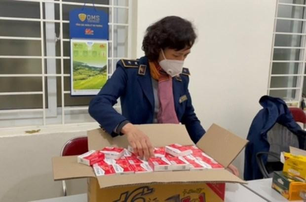 Lực lượng Quản lý thị trường Hà Nội kiểm tra lô hàng kit test Covid thu giữ.