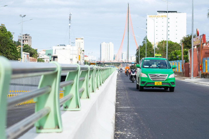 Theo Ban quản lý Dự án đầu tư xây dựng các công trình giao thông Đà Nẵng, công trình đường gom và nút giao tuyến Lê Đình Thám - Núi Thành hoàn thành bê tông nhựa vệt đường bên phải, thảm bê tông nhựa lớp 1 vệt tuyến bên trái và dự kiến đến ngày 24/2 hoàn thành thảm nhựa. Đoạn tuyến Núi Thành - 2 tháng 9 đến ngày 28/2 hoàn thành...