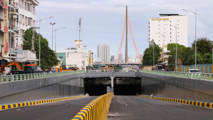 Tuyến hầm chui trục đường Trần Thị Lý - Duy Tân cơ bản hoàn thành. Tại đây, các công nhân đang gấp rút hoàn thiện các công đoạn còn lại của dự án