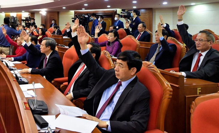 Đại biểu biểu quyết thông qua chương trình Hội nghị Trung ương 14, khoá XII