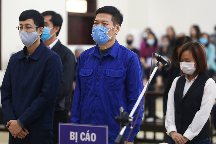 Ông Nguyễn Nhật Cảm (áo xanh) và đồng phạm đứng nghe tuyên án Ông Nguyễn Nhật Cảm (áo xanh) và đồng phạm đứng nghe tuyên án