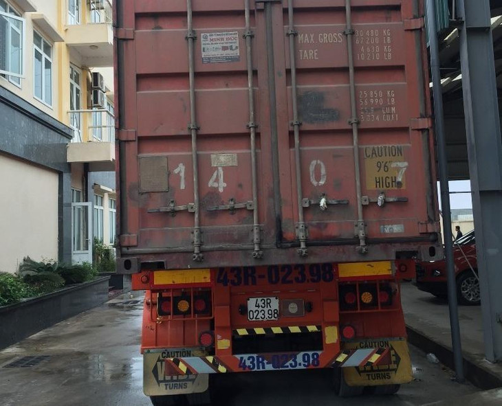 Chiếc xe bị tạm giữ nghi chở lô hàng nhập lậu