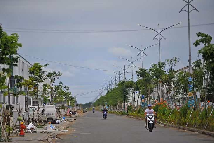 Hạ tầng giao thông khu lấn biển Tây Bắc TP. Rạch Giá sẽ kết nối với hệ thống giao thông hiện hữu từ đường hành lang ven biển vươn ra biển Tây (TP. Rạch Giá) và nối dài từ đường Lý Thường Kiệt đến kênh Cầu Suối…