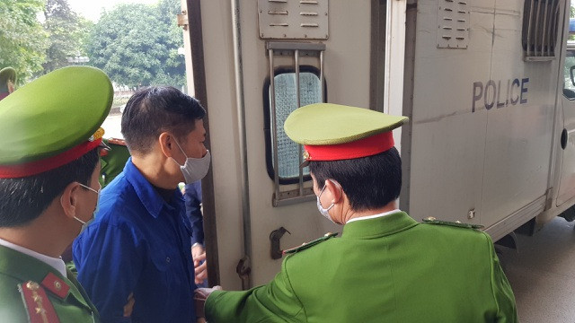 Bị cáo Nguyễn Nhật Cảm được dẫn giải đến tòa