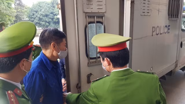 Bị cáo Nguyễn Nhật Cảm được dẫn giải đến tòa