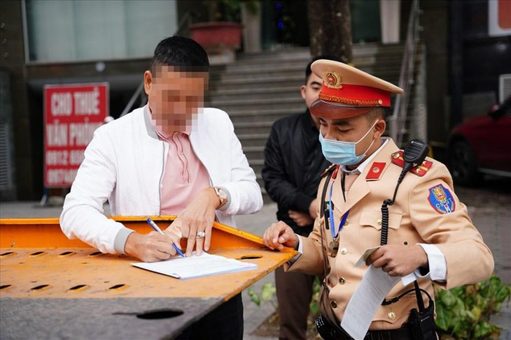 Đội Cảnh sát giao thông số 6, PC08 Hà Nội xử phạt một trường hợp dừng đỗ trái quy định