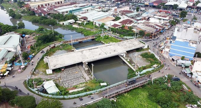 Dự án cầu Tân Kỳ - Tân Quý thi công được khoảng 70% nhưng bị đình trệ suốt 2 năm qua, người dân phải đi qua 2 cầu tạm