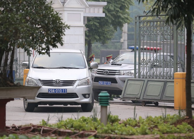 Rất đông cảnh sát đã có mặt tại tòa án từ sớm để giữ trật tự.