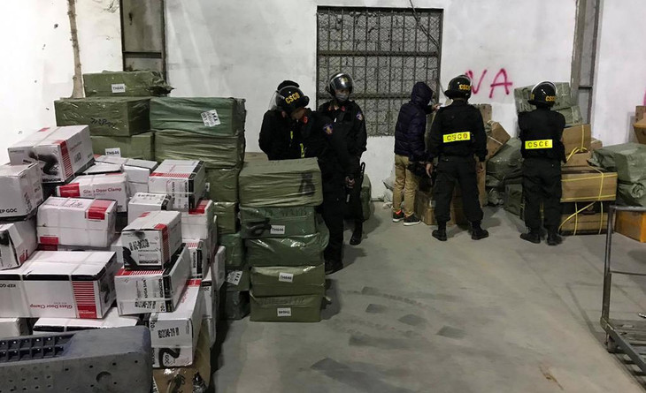 Cảnh sát khám xét một kho hàng ở gần cửa khẩu Bắc Phong Sinh, Quảng Ninh ngày 18/12