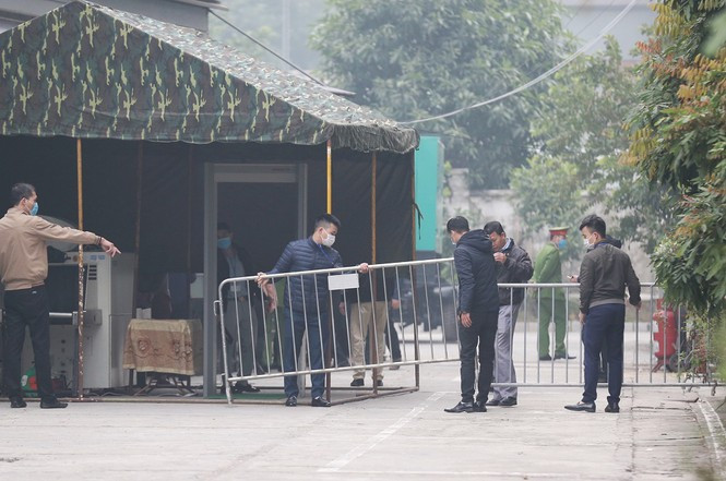 Lực lượng an ninh đã lắp đặt máy soi chiếu.