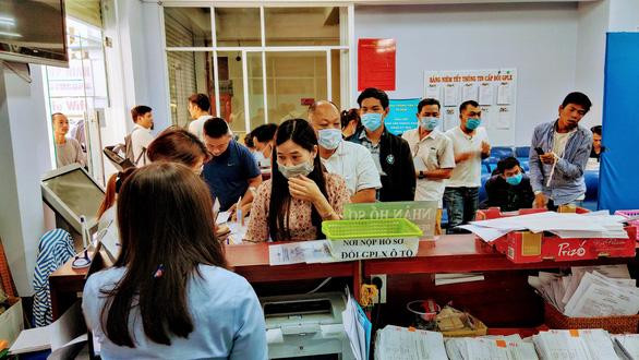 Cấp đổi giấy phép lái xe ở mức độ 3, người xin cấp, đổi giấy phép lái xe vẫn phải đến làm thủ tục nộp phí, chụp hình tại điểm cấp đổi giấy phép lái xe tại 252 Lý Chính Thắng, Quận 3, TP.HCM