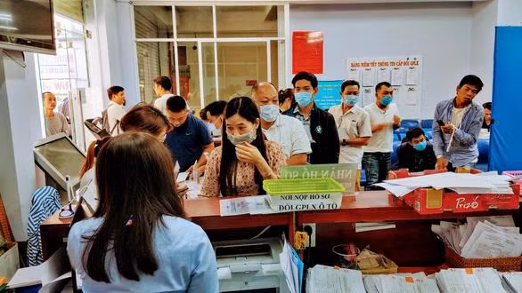 Cấp đổi giấy phép lái xe ở mức độ 3, người xin cấp, đổi giấy phép lái xe vẫn phải đến làm thủ tục nộp phí, chụp hình tại điểm cấp đổi giấy phép lái xe tại 252 Lý Chính Thắng, Quận 3, TP.HCM