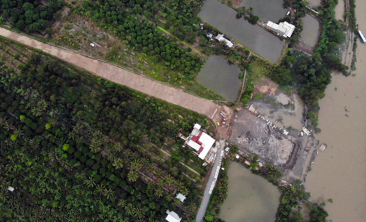 Bến phà tạm phía bờ Bến Tre đang được gấp rút thi công, sẽ hoàn thành trước 15 tháng Chạp, nhằm giảm kẹt xe cho cầu Rạch Miễu trong dịp Tết Tân Sửu 2021