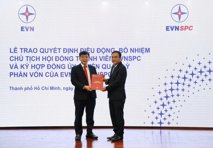 Ông Dương Quang Thành – Bí thư Đảng ủy, Chủ tịch HĐTV EVN trao Quyết định bổ nhiệm ông Lê Văn Trang giữ chức Chủ tịch HĐTV EVNSPC