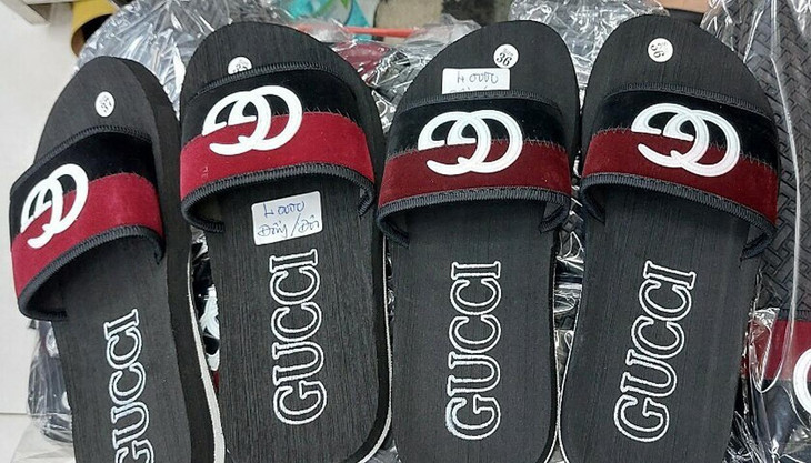 Dép giả nhãn hiệu GUCCI bán tại Trung tâm thương mại An Đông