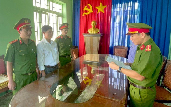 Ông Phạm Đình Nhất nghe đọc lệnh bắt