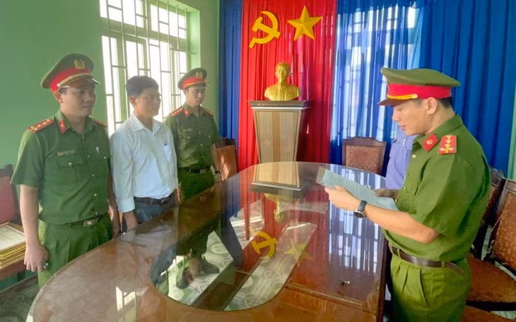 Ông Phạm Đình Nhất nghe đọc lệnh bắt