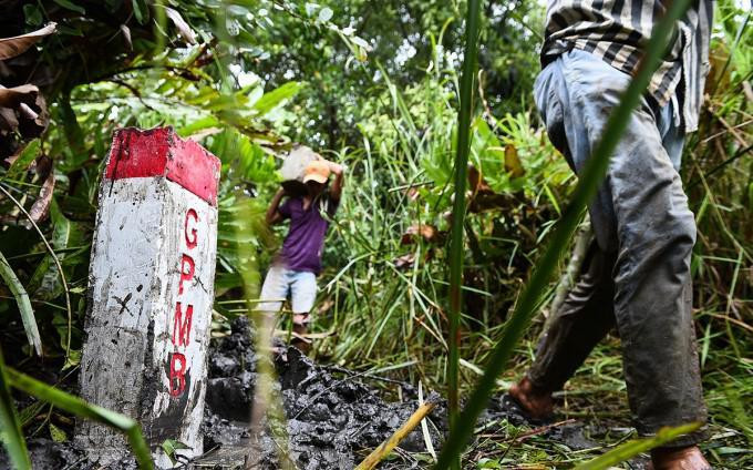 Công nhân cắm cọc giải phóng mặt bằng Vành đai 3 TP.HCM đoạn qua Thủ Đức