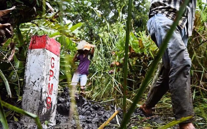 Công nhân cắm cọc giải phóng mặt bằng Vành đai 3 TP.HCM đoạn qua Thủ Đức