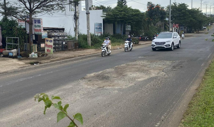 Mới hết hạn bảo hành, đường vành đai tránh Tây thành phố Buôn Ma Thuột đã hư hỏng, xuống cấp trầm trọng.