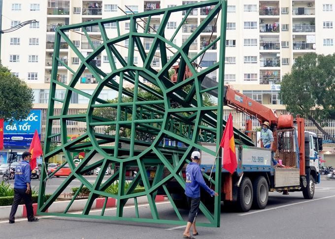 Tháp hoa được cẩu lên xe chở đi