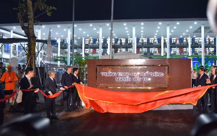 Thủ tướng Phạm Minh Chính cùng các lãnh đạo Đảng, Nhà nước, UBND tỉnh Vĩnh Long kéo băng khánh thành trường.