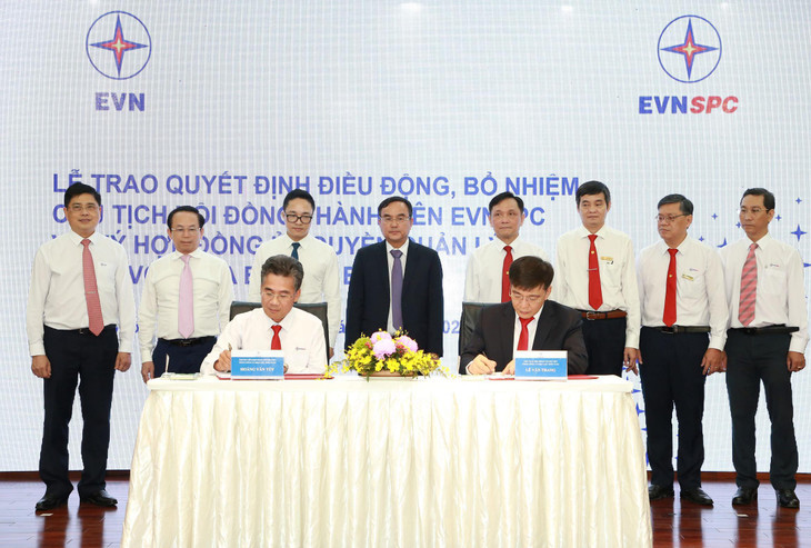 Ông Hoàng Văn Tùy – Nguyên Quyền Chủ tịch HĐTV EVNSPC và ông Lê Văn Trang - Chủ tịch HĐTV EVNSPC ký biên bản bàn giao nhiệm vụ Chủ tịch HĐTV EVNSPC