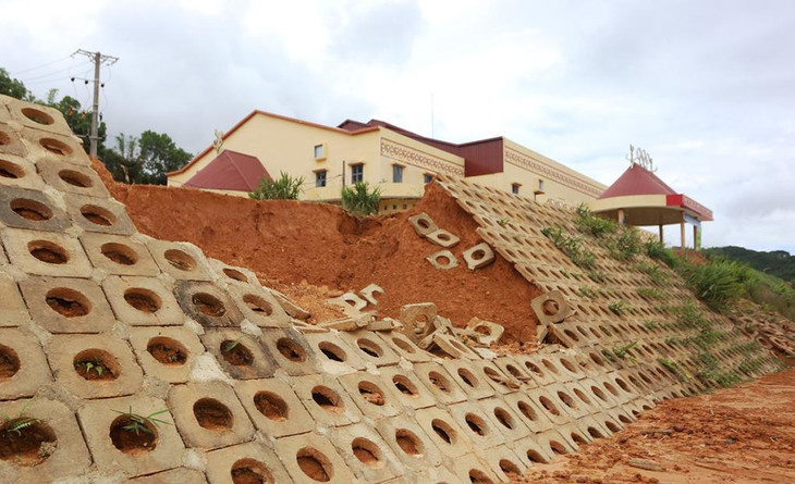 Bờ kè sân vận động bị sạt lở, bùn đất tràn xuống