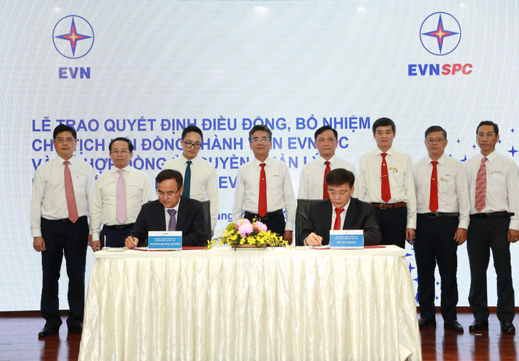 Ông Dương Quang Thành – Bí thư Đảng ủy, Chủ tịch HĐTV EVN và ông Lê Văn Trang - Chủ tịch HĐTV EVNSPC ký hợp đồng ủy quyền quản lý phần vốn của EVN tại EVNSPC