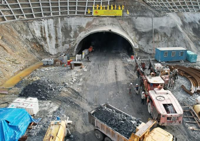 Thi công hầm Thần Vũ trên cao tốc Diễn Châu - Bãi Vọt
