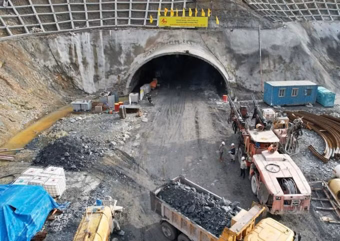 Thi công hầm Thần Vũ trên cao tốc Diễn Châu - Bãi Vọt