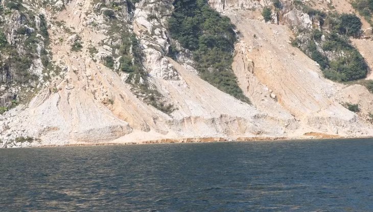 Đổ thải sai quy định, Công ty CP Khoáng sản Simco - Fansipan bị UBND tỉnh Yên Bái xử phạt 200 triệu đồng và đình chỉ hoạt động 2 tháng