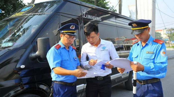 Lực lượng Thanh tra giao thông kiểm tra hoạt động đối với xe hợp đồng hay còn gọi là xe Limousine. Ảnh minh họa