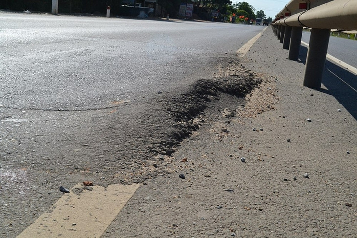 Nhiều đoạn nhựa đường bong tróc lên gây nguy hiểm cho các phương tiện tham gia giao thông, đặc biệt vào ban đêm.
