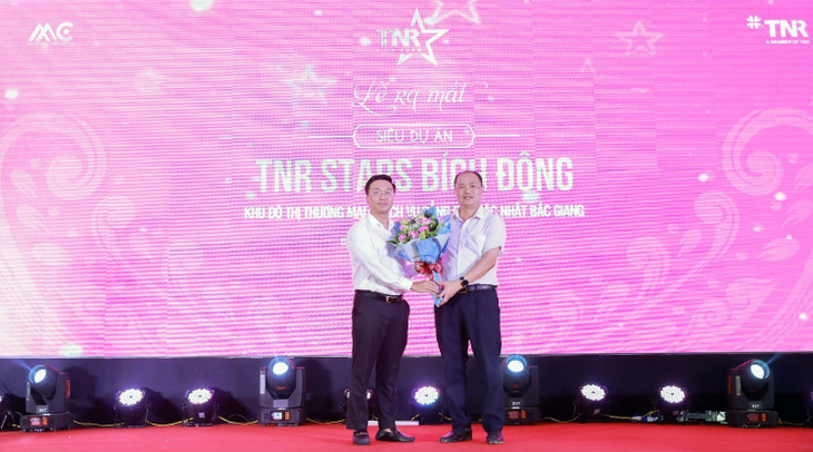 Ông Nguyễn Thanh Hải – Phó tổng giám đốc thường trực Công ty Cổ phần AAC Việt Nam, đại diện chủ đầu tư trao hoa cảm ơn sự quan tâm, chỉ đạo của lãnh đạo huyện Viêt Yên Ông Nguyễn Thanh Hải – Phó tổng giám đốc thường trực Công ty Cổ phần AAC Việt Nam, đại diện chủ đầu tư trao hoa cảm ơn sự quan tâm, chỉ đạo của lãnh đạo huyện Viêt Yên