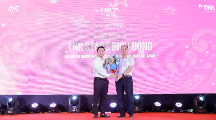 Ông Nguyễn Thanh Hải – Phó tổng giám đốc thường trực Công ty Cổ phần AAC Việt Nam, đại diện chủ đầu tư trao hoa cảm ơn sự quan tâm, chỉ đạo của lãnh đạo huyện Viêt Yên Ông Nguyễn Thanh Hải – Phó tổng giám đốc thường trực Công ty Cổ phần AAC Việt Nam, đại diện chủ đầu tư trao hoa cảm ơn sự quan tâm, chỉ đạo của lãnh đạo huyện Viêt Yên