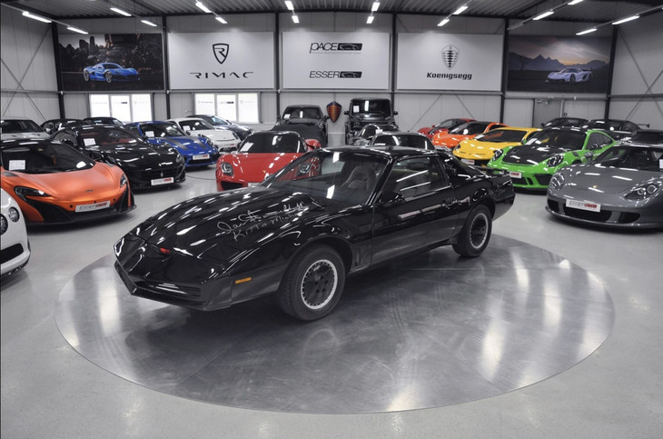 Một sản phẩm thú vị khác của buổi đấu giá là chiếc xe Pontiac Firebird Trans Am 1982 với tên gọi KIIT, một nhân vật hư cấu trong 4 tập phim Knight Rider (1982-1987). Đây là một biểu tượng của văn hóa nhạc pop được nhiều người yêu thích nhất trong thập niên 1980. Chiếc xe được đấu giá bán thành công ở mức 192.000 USD. Ảnh: Newatlas. Một sản phẩm thú vị khác của buổi đấu giá là chiếc xe Pontiac Firebird Trans Am 1982 với tên gọi KIIT, một nhân vật hư cấu trong 4 tập phim Knight Rider (1982-1987). Đây là một biểu tượng của văn hóa nhạc pop được nhiều người yêu thích nhất trong thập niên 1980. Chiếc xe được đấu giá bán thành công ở mức 192.000 USD. Ảnh: Newatlas.