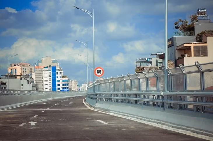 Chiều dài tuyến đường Vành đai 2 trên cao khoảng 5km. Điểm đầu tại phía Nam cầu Vĩnh Tuy, điểm cuối tuyến tiếp giáp nút giao Ngã Tư Sở (phía đường Trường Chinh)