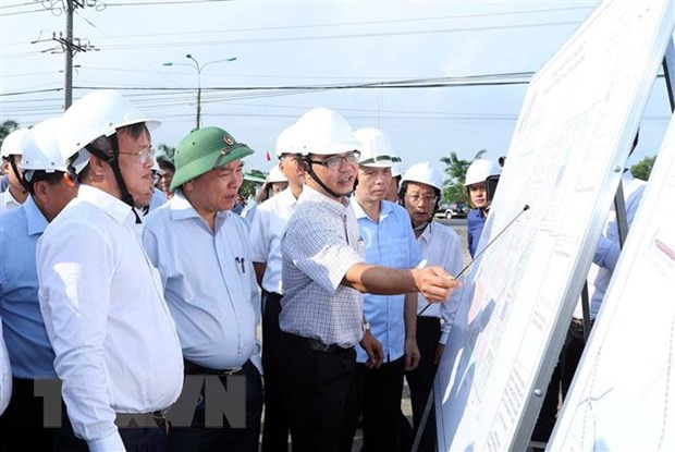Thủ tướng Nguyễn Xuân Phúc xem bản đồ quy hoạch sử dụng đất khu dân cư tái định cư xã Lộc An-Bình Sơn, huyện Long Thành. Ảnh: TTXVN