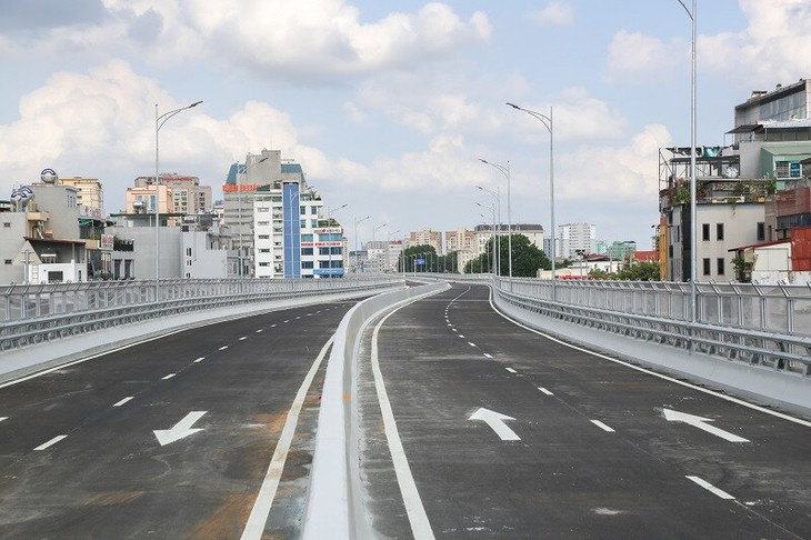 Công tác sơn vạch kẻ đường, biển báo cũng dần được hoàn thiện tại đoạn từ Ngã Tư Vọng - Ngã Tư Sở