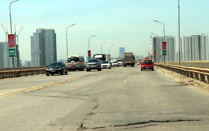 Đơn vị thi công sẽ cào bóc sạch lớp bê tông nhựa hiện hữu, làm sạch bản mặt thép, tiếp đó, sẽ hàn các đinh neo vào bản mặt thép; lắp đặt lưới thép và đổ một lớp bê tông siêu tính năng cường độ cao