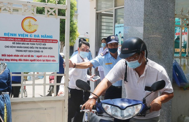 Lực lượng bảo vệ, nhân viên y tế có mặt tại cổng bệnh viện C Đà Nẵng để kiểm soát người ra vào bệnh viện.