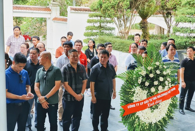 Đoàn CBNV Tập đoàn TNG Holdings Vietnam thắp hương tại nghĩa trang TNXP