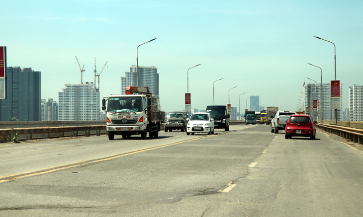 Đây là lần đầu tiên bê tông siêu tính năng (UHPC) được sử dụng trong sửa chữa mặt cầu Thăng Long