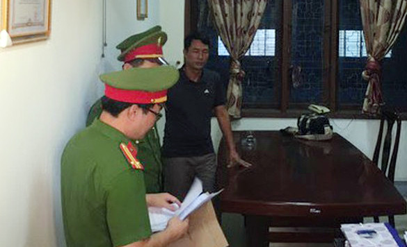 Cơ quan điều tra đọc lệnh bắt và khám xét nơi làm việc của ông Long.