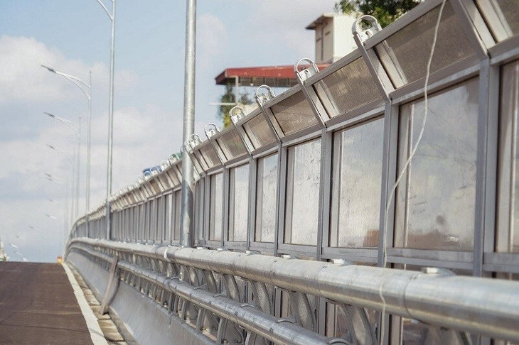 Một trong những điểm nổi bật của tuyến đường này là hai bên thành được lắp kính chống ồn trong suốt