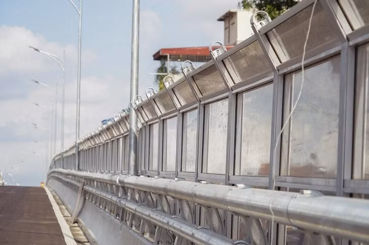 Một trong những điểm nổi bật của tuyến đường này là hai bên thành được lắp kính chống ồn trong suốt